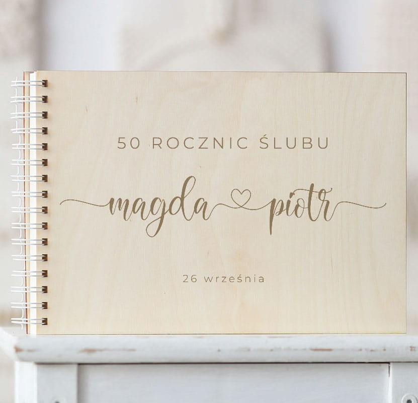 Okładka drewnianej kroniki 50 rocznic ze wzorem z ozdobnymi imionami i serduszkiem