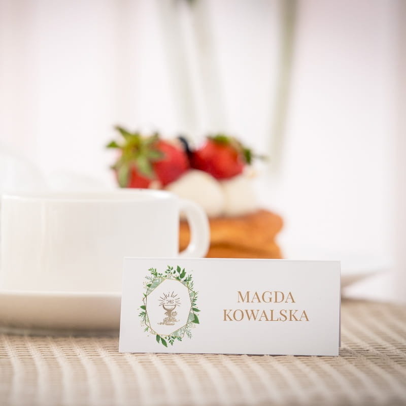 Biało zielone eleganckie winietki na komunię z liśćmi i złotym kielichem