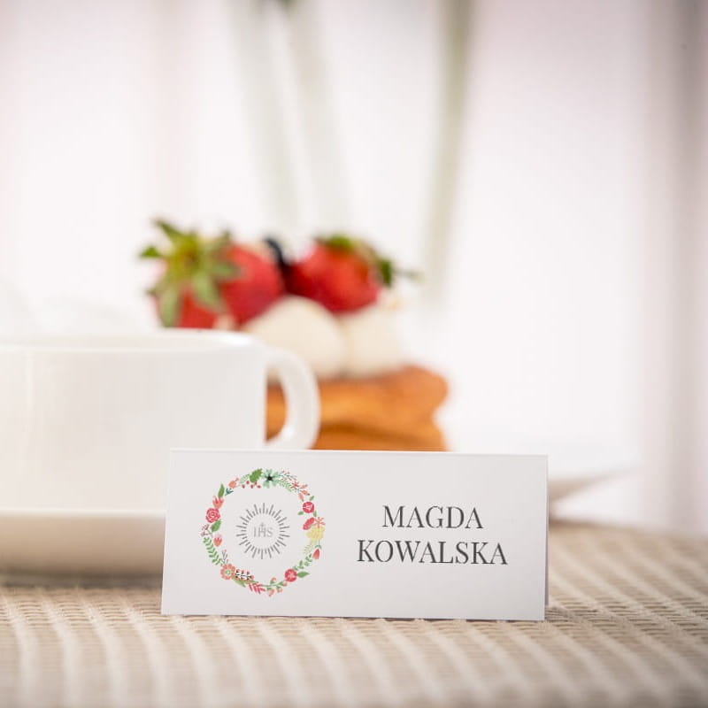 Białe eleganckie winietki na komunię z kolorowym wianuszkiem