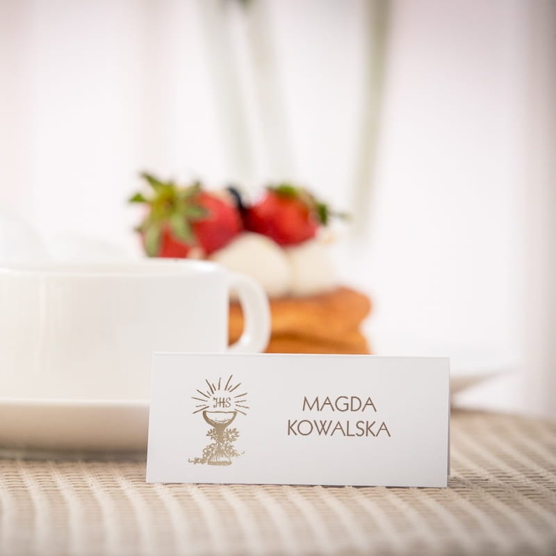 Biało złote eleganckie winietki na komunię z kielichem