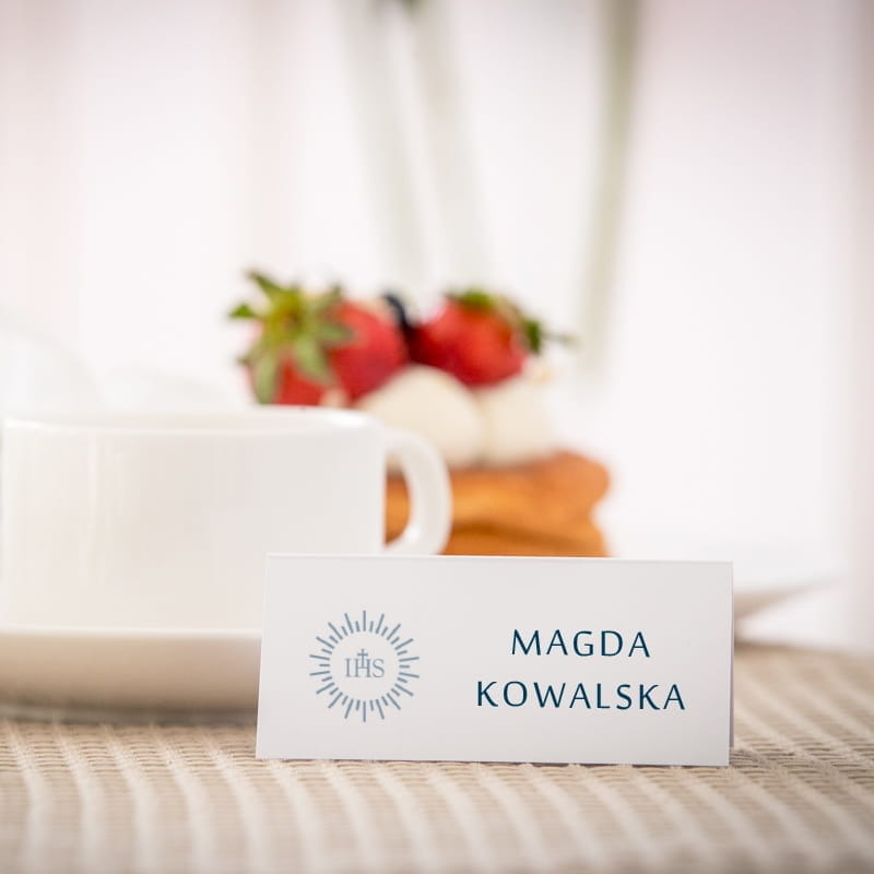 Biało niebieskie eleganckie winietki na komunię