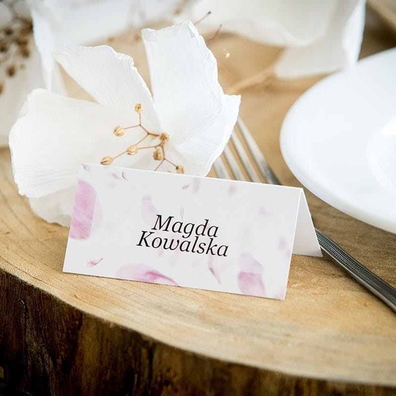 winietki na stół z płatkami kwiatów