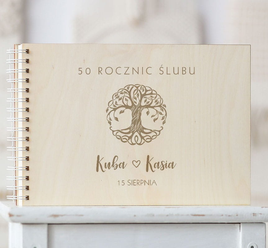 Okładka drewnianej kroniki 50 rocznic ślubu z grafiką drzewa genealogicznego