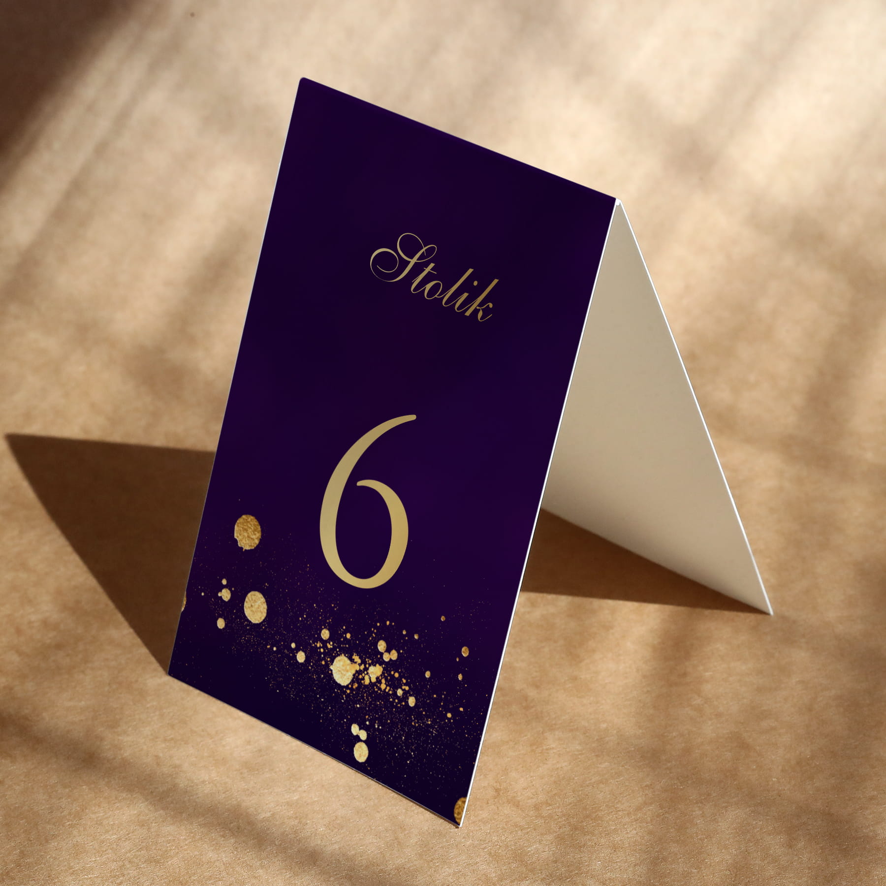 Fioletowo-złote numerki na stół urodzinowy