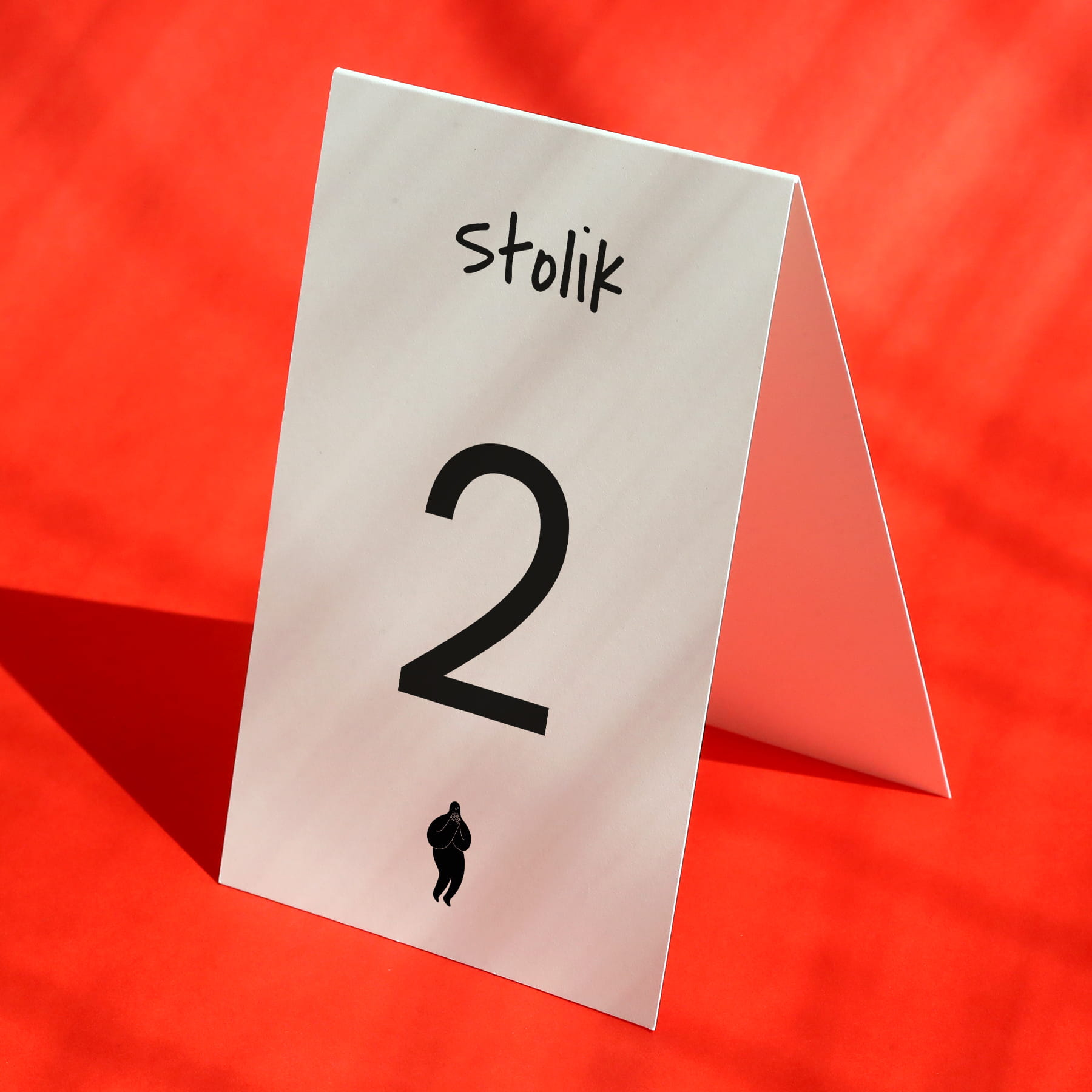 Numerki na stół urodzinowy z uroczym stworkiem