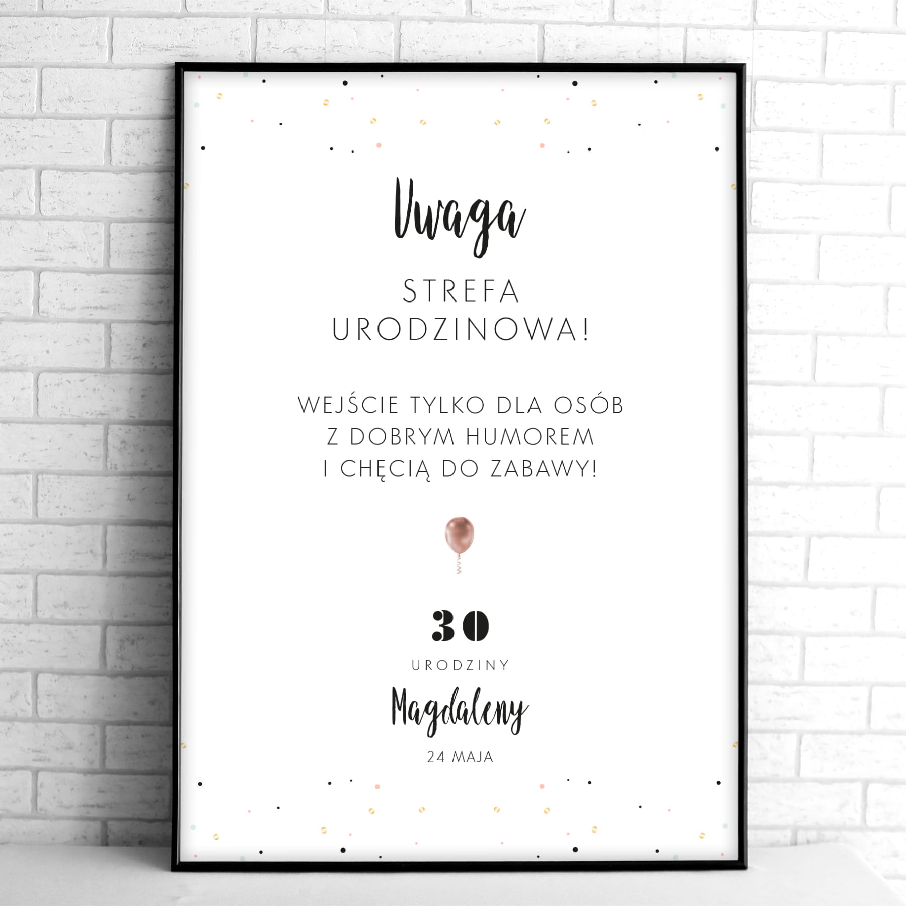 Tablice powitalne na przyjęcie urodzinowe z różowym balonem i confetti