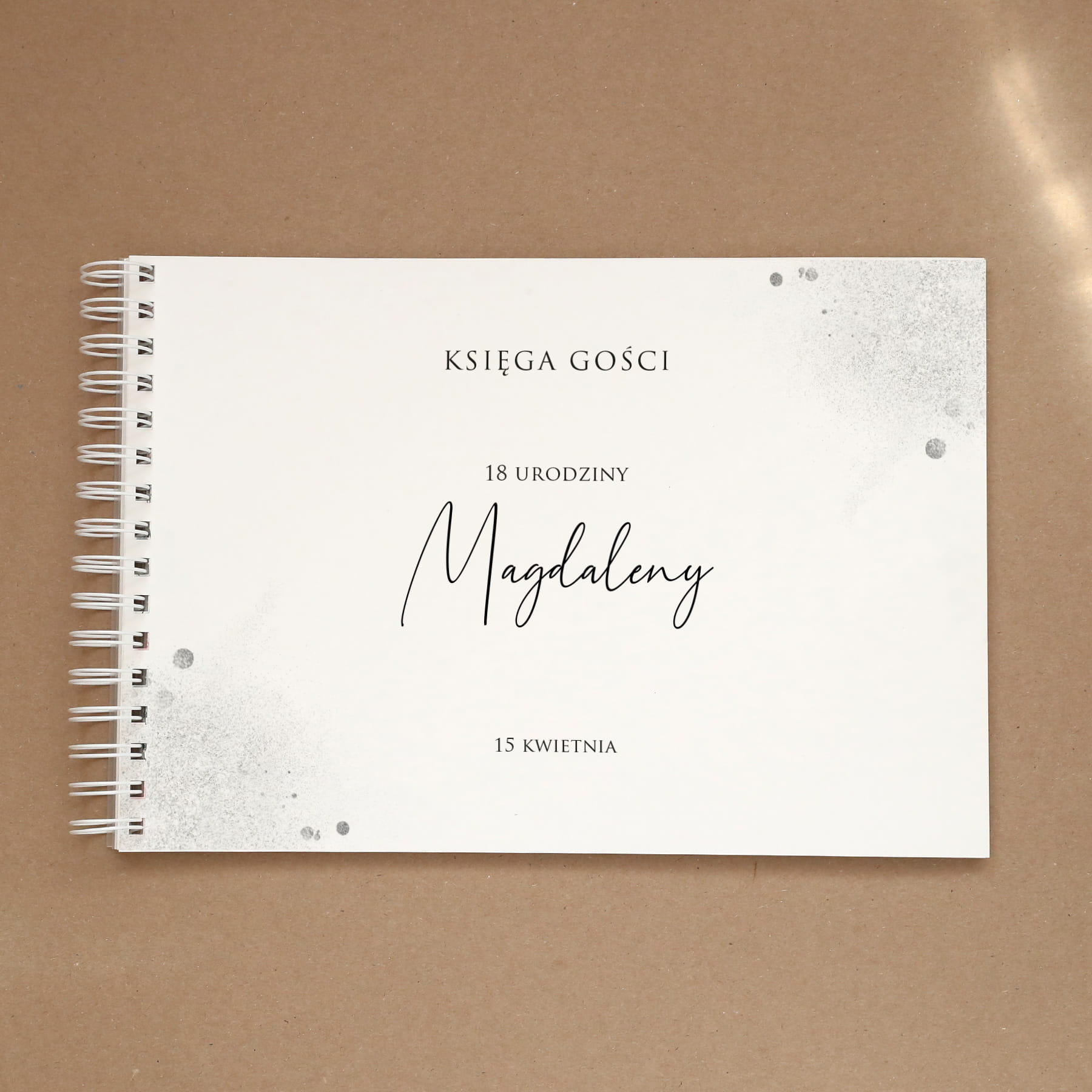 Księga gości na przyjęcie urodzinowe ze srebrnym brokatem