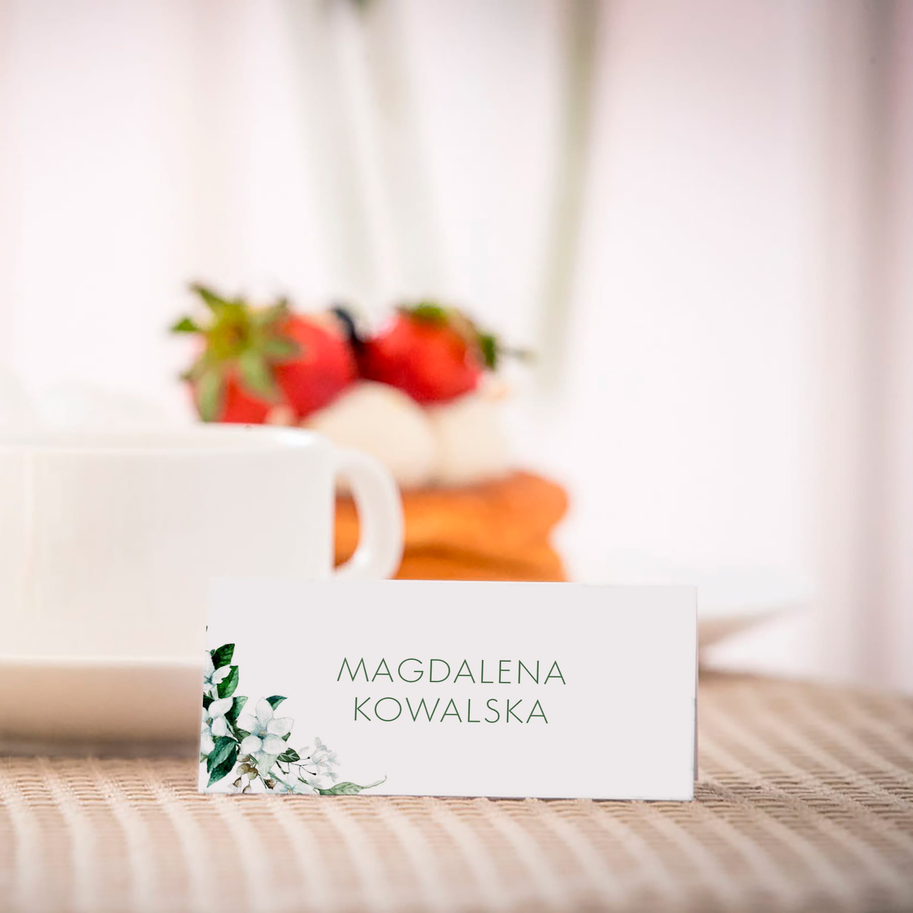 Komunijne winietki na stół z białymi kwiatami
