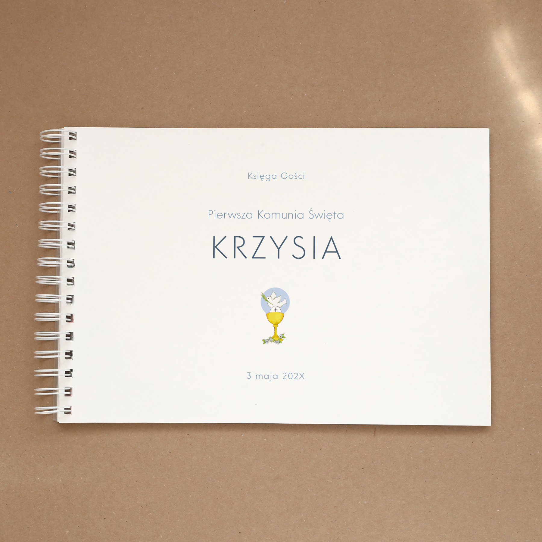 Księga gości na Pierwszą Komunię z kielichem i gołąbkiem